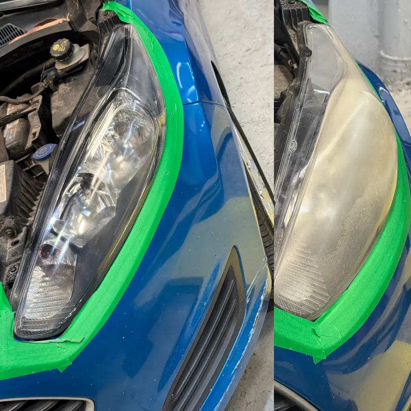 Antes y después de las ópticas de un auto azul, lado a lado