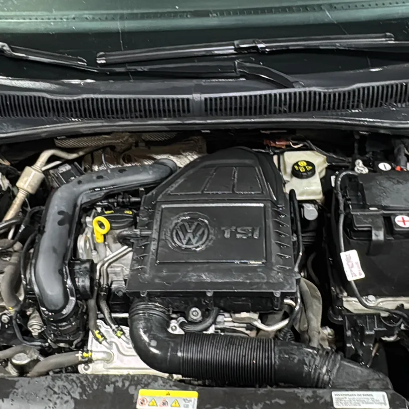 Tapa de motor Volkswagen TSI limpia y con acabado mate