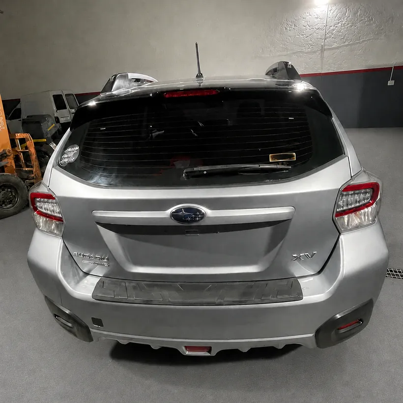 Cola de un Subaru Impreza gris con brillo parejo