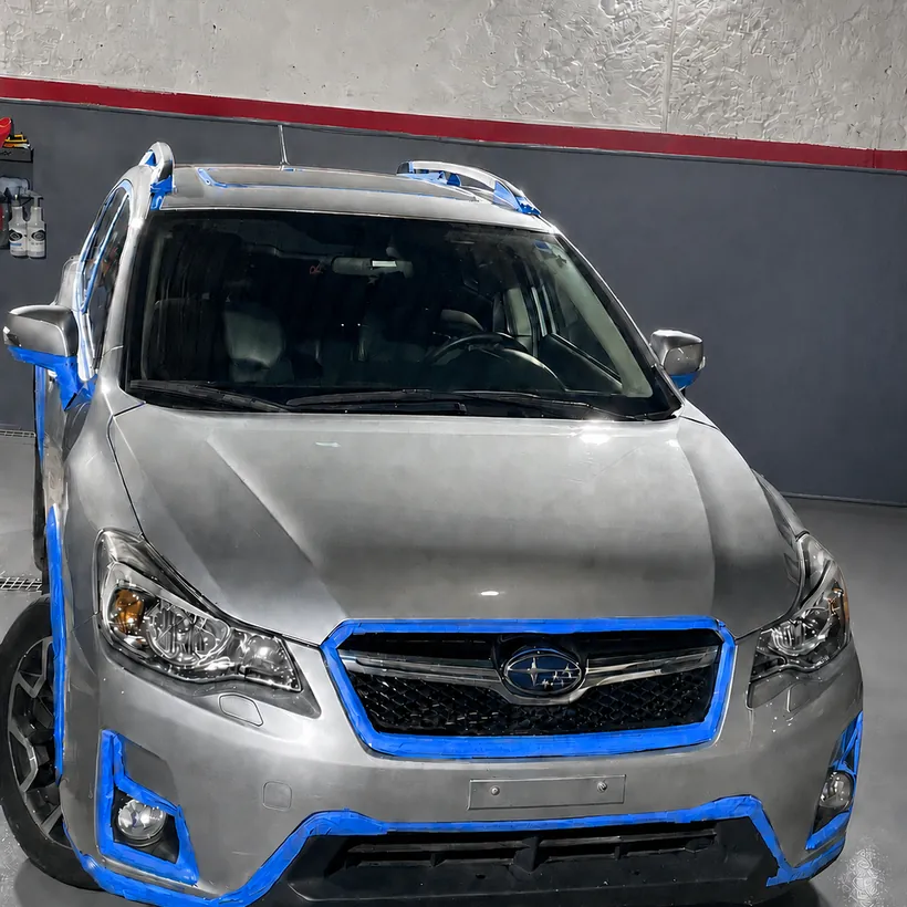 Subaru XV enmascarado con cinta azul en todo el frente