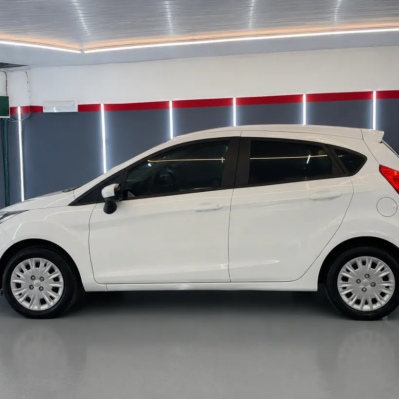 Lateral de un Ford Fiesta blanco despues del pulido