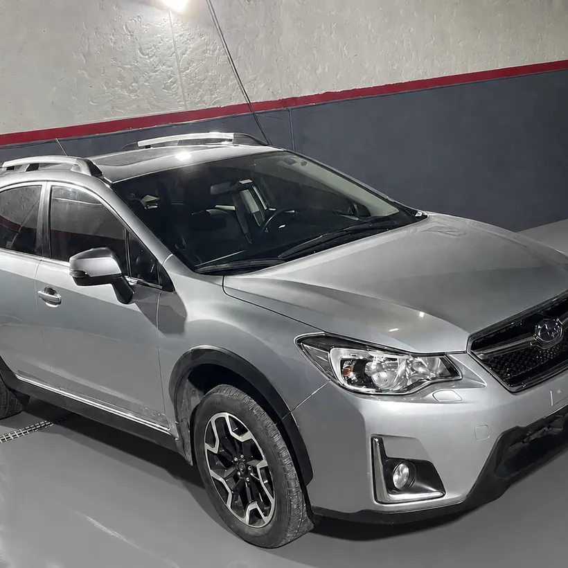 Frente de un Subaru XV gris terminado