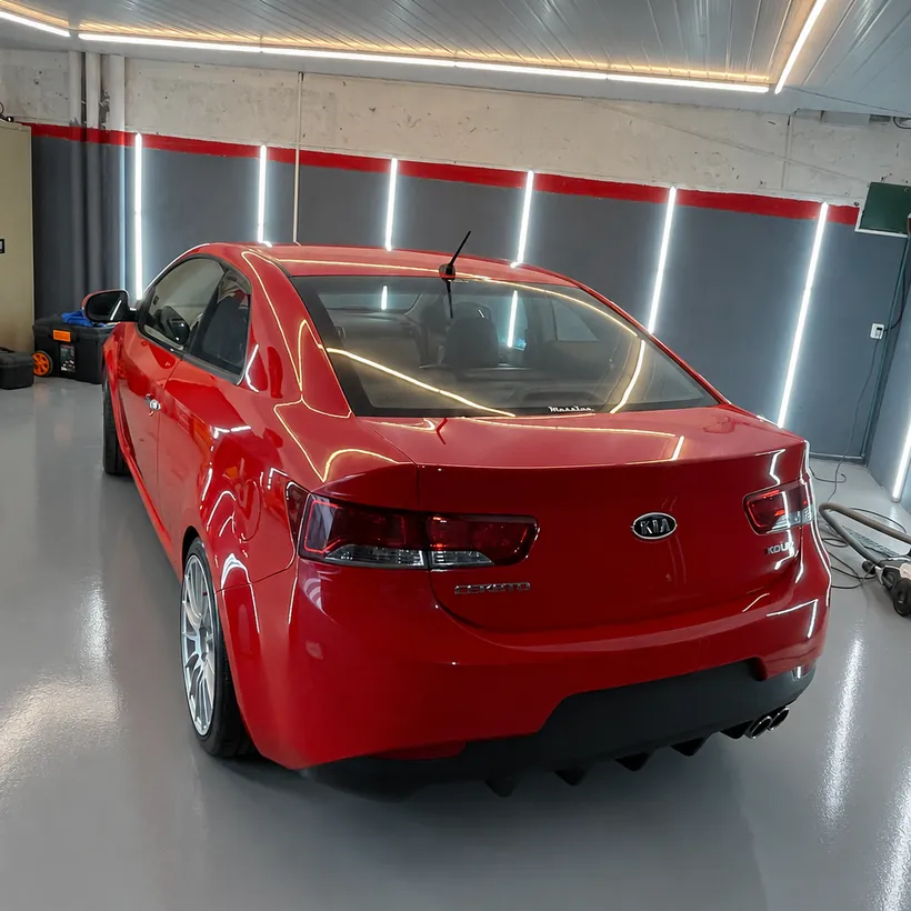 Cola de un Kia rojo con la pintura corregida