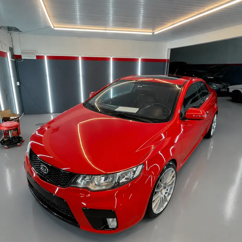 Frente de un Kia rojo terminado