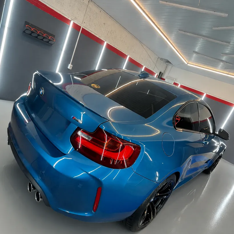 BMW M2 azul visto desde atras