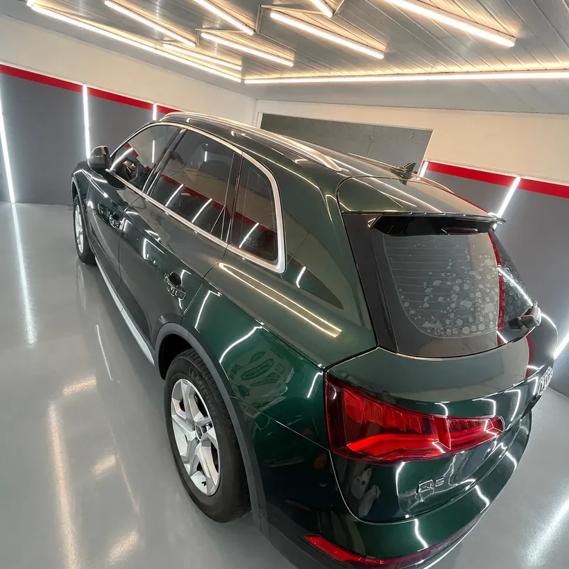 Cola de una Audi Q5 verde con brillo profundo