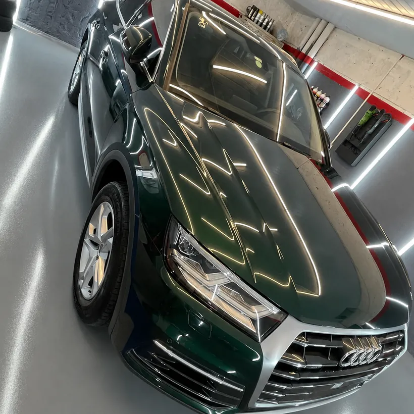 Frente de una Audi Q5 verde terminada