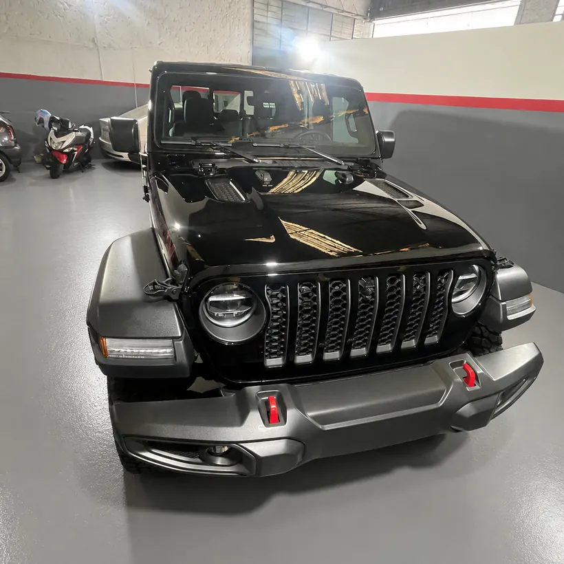 Frente de un Jeep Wrangler negro despues del pulido