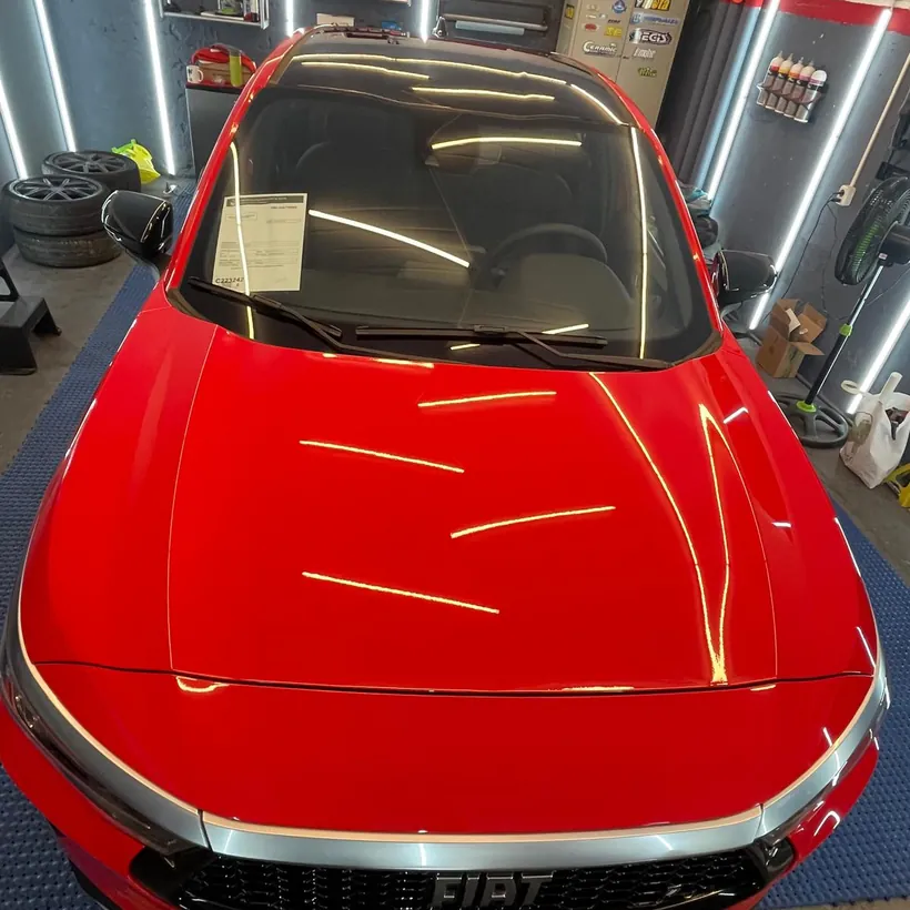 Frente de un SUV rojo con brillo profundo tras el sellado