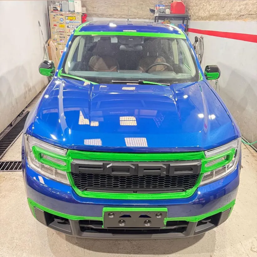 Pickup azul con detalles verdes, vista de frente