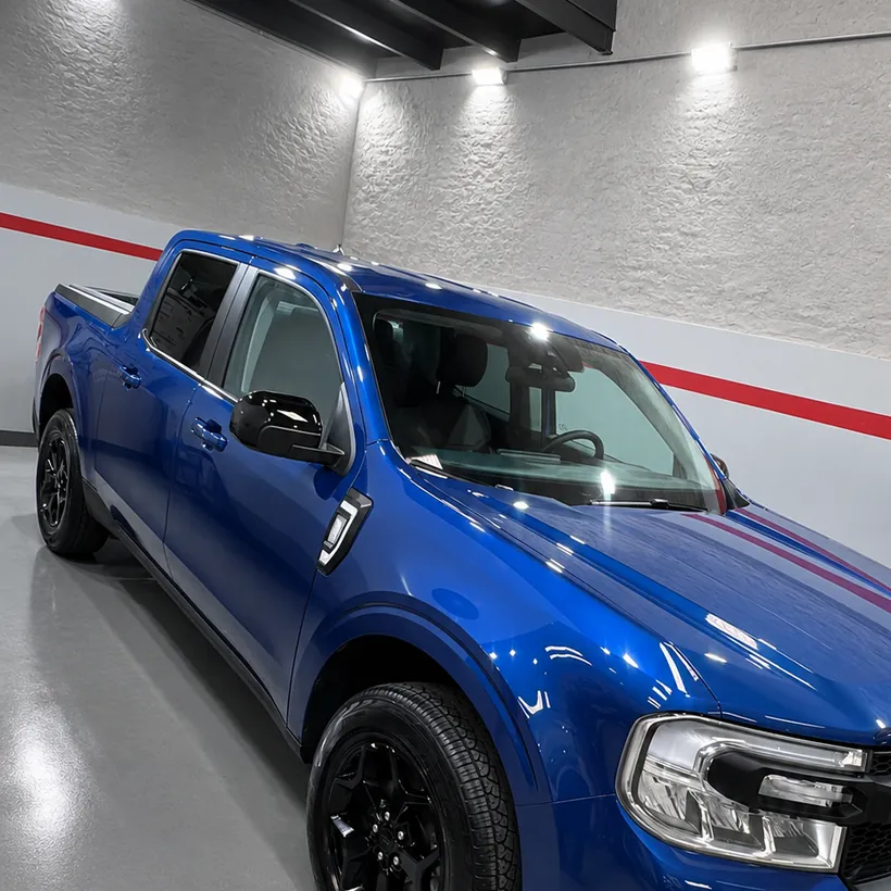 Ford Maverick azul de frente despues del encerado