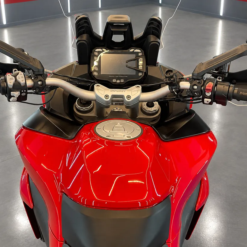Tanque de una moto roja con reflejo parejo