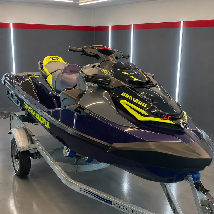 Moto de agua tratada, apoyada en el carro