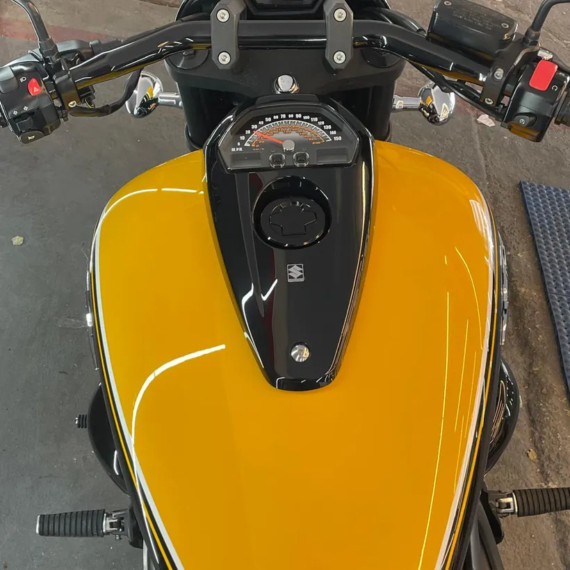 Tanque de una moto amarilla despues del encerado