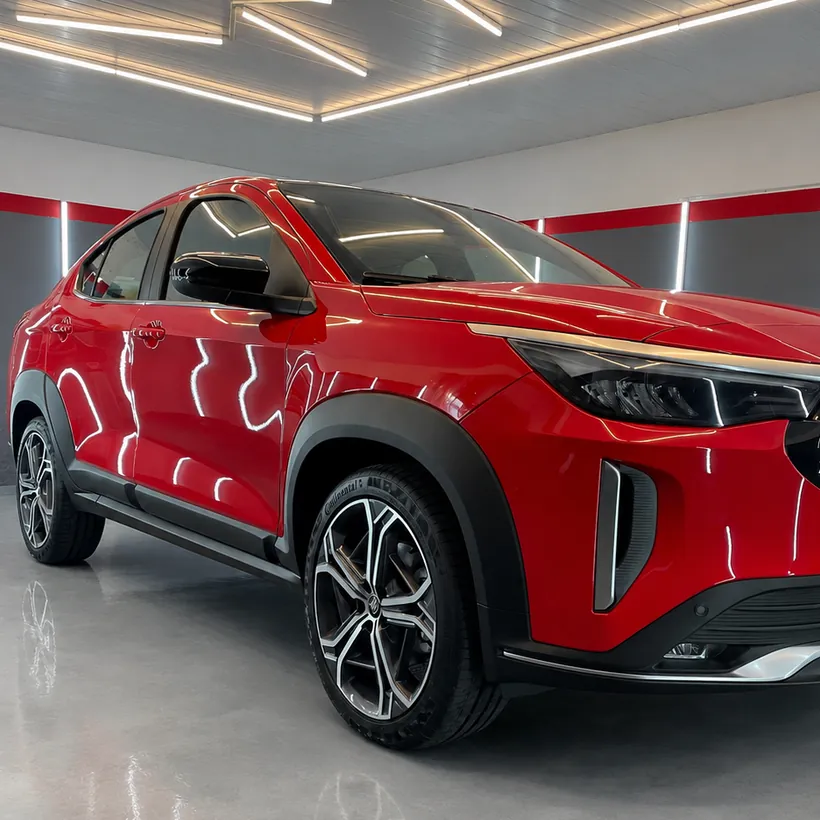 Lateral de un SUV rojo con brillo parejo